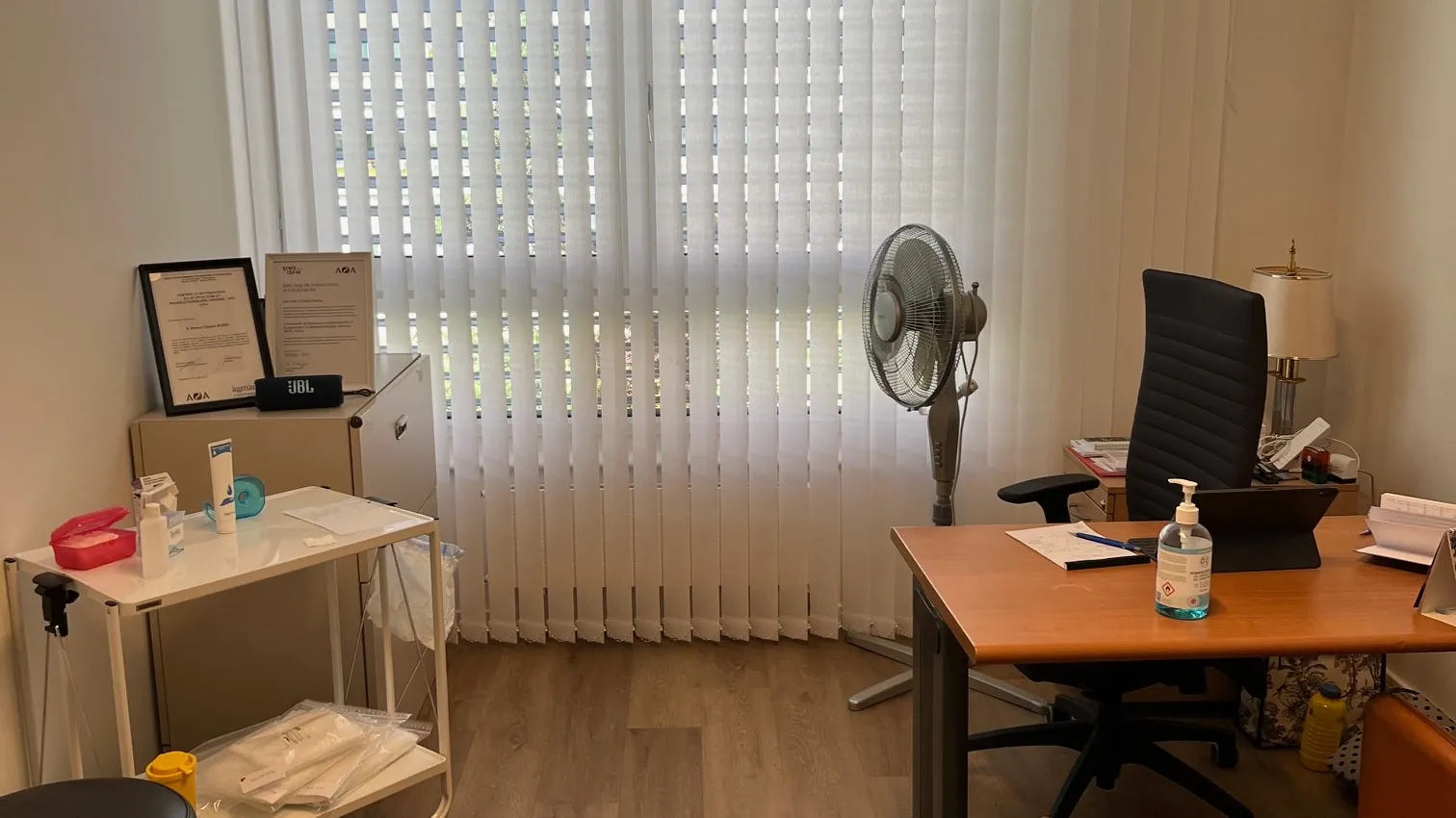 Bureau de consultation lumineux avec diplômes d'acupuncture ASA encadrés